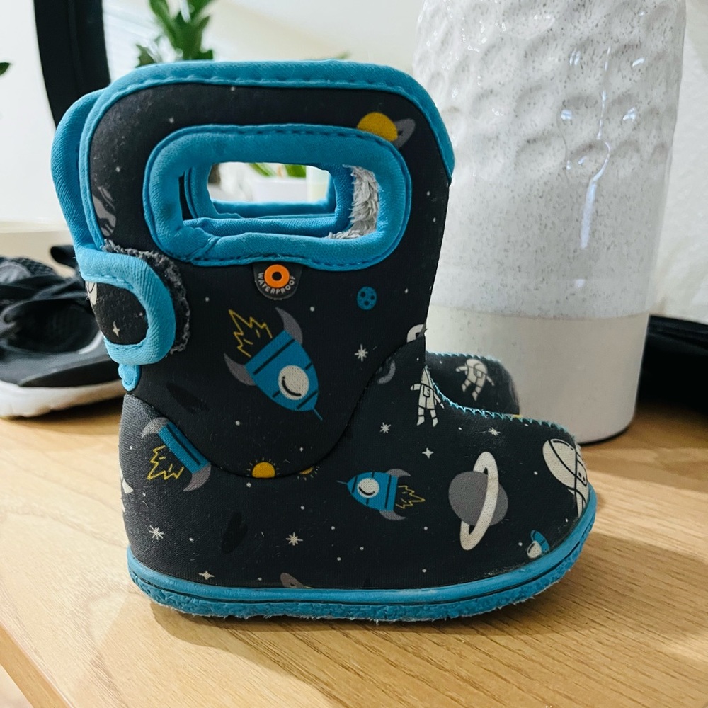Bogs snow boots size 4T